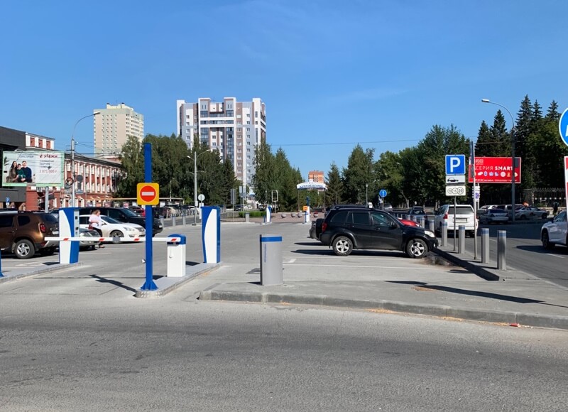 Фото парковки перед бизнес-центром